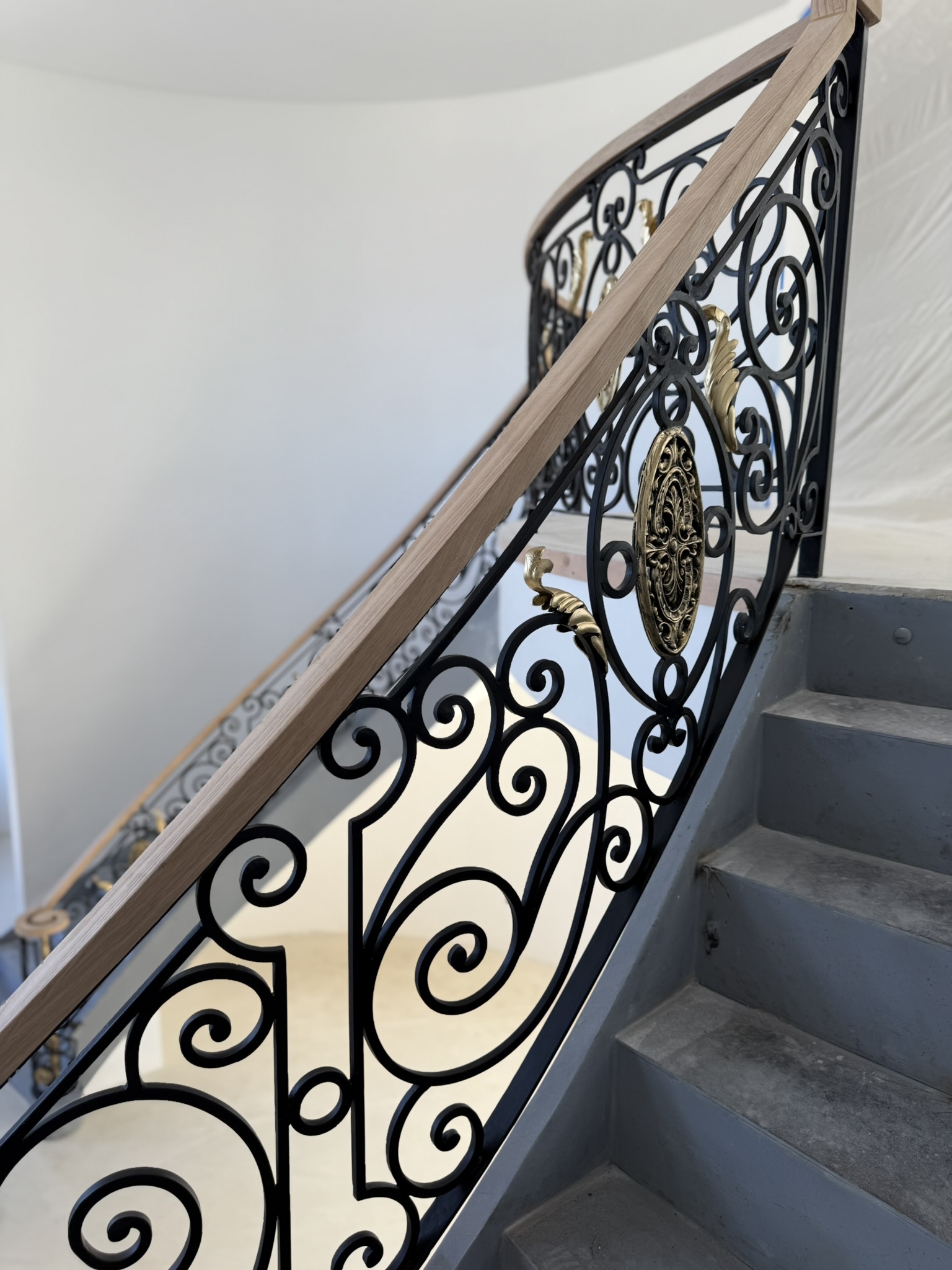 The Medallion Scrollwork Staircase — photo 3